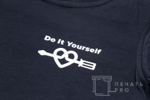 Черные футболки с логотипом «DO IT YOURSELF»