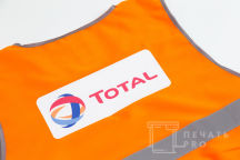 Оранжевые сигнальные жилеты с логотипом «TOTAL»