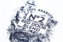 Белая футболка с логотипом «RED DOOR BLEND»
