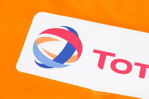 Оранжевые сигнальные жилеты с логотипом «TOTAL»